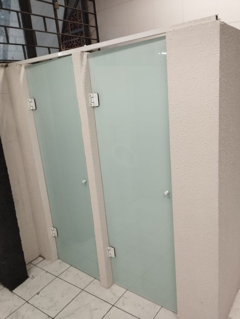 Película decorativa aplicada em vidro